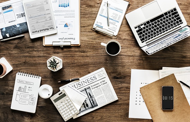 Dokumenty, laptop i notatnik do analizy finansów gospodarstwa