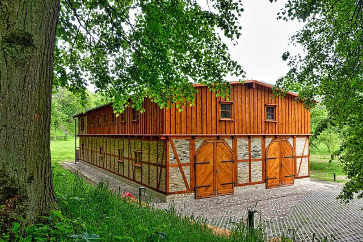 Remonty budynków gospodarskich po żniwach — jak je zaplanować