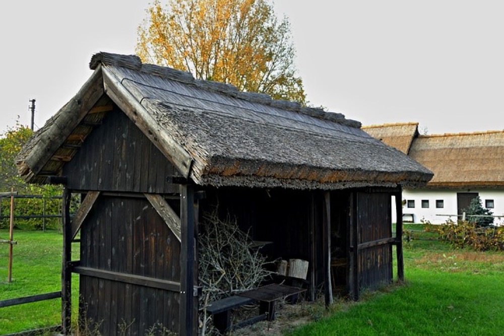 Stary drewniany dach budynku gospodarskiego do przeglądu