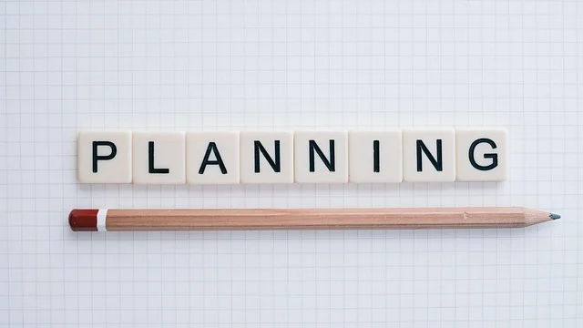 Kalendarz i notes na biurku - planowanie prac i harmonogram
